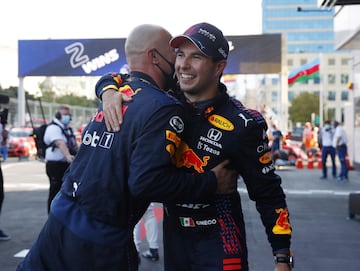 El equipo felicitó a Pérez instantes después de que se bajó del auto.