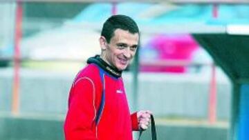 <b>LA FUERZA. </b>Matamala le da empuje al centro del campo gerundense,