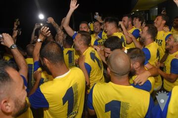 Tras m¨¢s de diez a?os el C¨¢diz vuelve a la m¨¢xima categor¨ªa del f¨²tbol espa?ol. Despu¨¦s del resultado del Real Zaragoza ante el Real Oviedo el conjunto andaluz ya es equipo de Primera. Junto con toda la ciudad, los jugadores festejaron el ascenso por todo lo alto.
