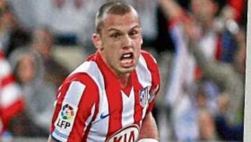 <b>FIESTA. </b>Heitinga le marcó al Deportivo y celebró su cumpleaños.