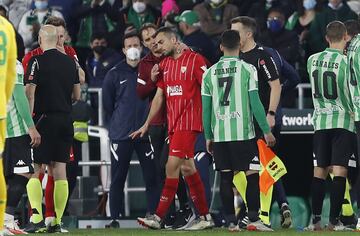 Tras el gol del empate de Fekir, Joan Jordán fue agredido desde la grada con el lanzamiento de un palo y el encuentro fue suspendido.