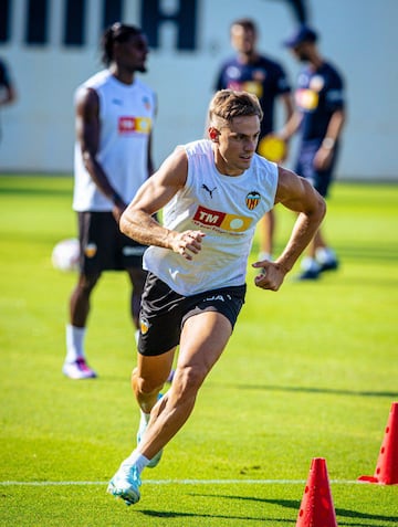 Dani Gómez, durante su primer entrenamiento del Valencia.