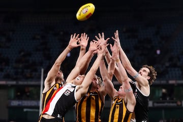 Varios jugadores de ambos equipos tratan de capturar el balón durante el partido de la jornada 20 de la AFL (Liga de Fútbol Australiano) entre St Kilda Saints y Hawthorn Hawks en el Marvel Stadium de Melbourne. Tras un disputado y emocionante encuentro, los Saints impusieron su dominio sobre los Hawks para ganar 75-63.