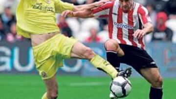 <b>¿DE QUIÉN ES? </b>Llorente y Koikili pelean por un balón.