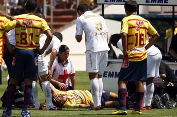 El defensor argentino, que entonces jugaba en Morelia, sufrió fractura de tibia y peroné cuando, en la disputa de un balón por alto, Martín Bravo cayó sobre su pierna derecha. Ocho meses después volvió a jugar. 