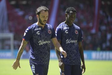 Quién más para sanar heridas en la Liga MX que los Tiburones Rojos. Un Toluca que no le ganaba a nadie derrotó en casa 3-1 a los pupilos de Robert Dante Siboldi. El conjunto del Puerto está prácticamente descendido a menos que suceda un verdadero milagro. Por otra parte, los Diablos Rojos volvieron a ganar después de siete jornadas.