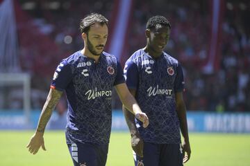 Quién más para sanar heridas en la Liga MX que los Tiburones Rojos. Un Toluca que no le ganaba a nadie derrotó en casa 3-1 a los pupilos de Robert Dante Siboldi. El conjunto del Puerto está prácticamente descendido a menos que suceda un verdadero milagro. Por otra parte, los Diablos Rojos volvieron a ganar después de siete jornadas. 