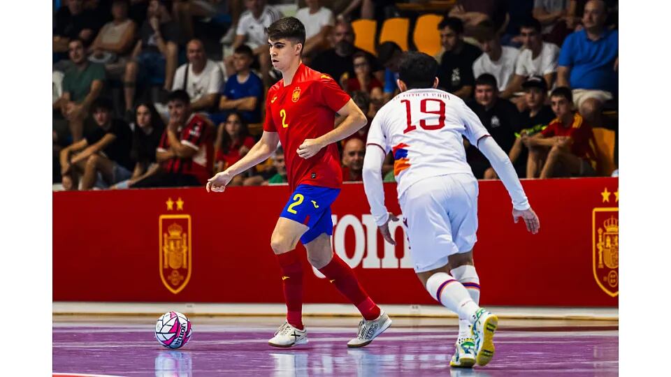 Antonio Pérez controla el balón con la selección ante Armenia.