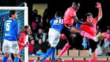 <b>SIN MUCHO FÚTBOL. </b>Sidi Keita intenta un remate ante Touré y Maxwell y en presencia de Chygrynskiy.