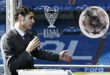 Fernando Hierro durante la presentación del balón oficial para la final de la Champions 2010 en Madrid. 
 