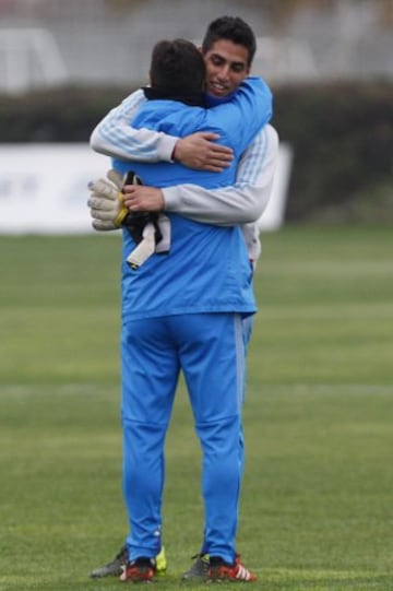 El entrenador de  de Universidad de Chile Angel Hoyos es fotografiado junto al portero Nelson Espinoza  durante  el entrenamiento  en las canchas del CDA en Santiago, Chile.