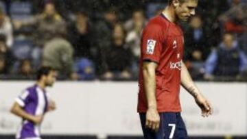 El delantero de Osasuna Kike Sola tras fallar una ocasión en su partido ante el Real Valladolid.