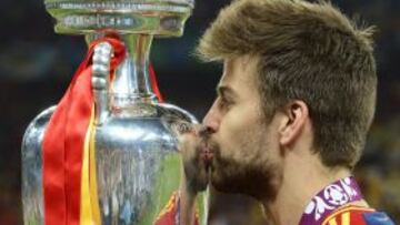 El internacional espa&ntilde;ol Gerard Piqu&eacute; besa la copa durante la final de la Eurocopa de f&uacute;tbol 2012 entre Espa&ntilde;a e Italia en el estadio Ol&iacute;mpico de Kiev, Ucrania hoy, domingo 1 de julio de 2012. Espa&ntilde;a gan&oacute; el encuentro por 4-0.