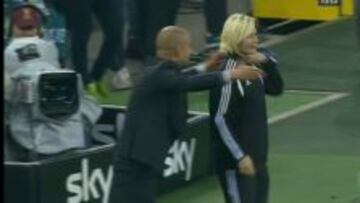 LA POLÉMICA. Guardiola agarró y menospreció a la cuarta árbitra.