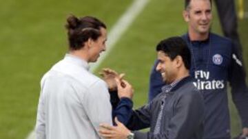 Ibrahimovic volverá hoy a jugar tras un mes lesionado. El sueco sufrió una rotura de fibras el pasado 2 de abril en Champions contra el Chelsea y regresa justo para poder levantar el título liguero. El delantero, en la imagen, saluda al Nasser Al-Khelaifi, presidente del PSG.