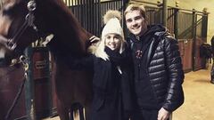 Antoine Griezmann y Erika Chopenera con un caballo en una cuadra