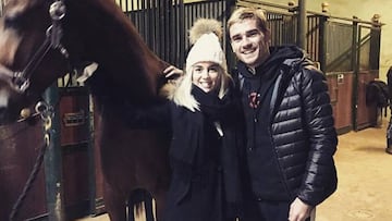 Antoine Griezmann y Erika Chopenera con un caballo en una cuadra