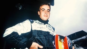 Con la llegada del español más exitoso de la historia, España volvía a tener dos pilotos en la F1 en 2001 tras la marcha de Marc Gené (aunque De la Rosa empezó el año como probador en Prost). El asturiano debutó con 19 años, bastante joven para la época, en Minardi gracias a la oportunidad que le dio Briatore, que quedó prendado de su rendimiento en el Euro Open (que ganó en 1999) y en la F300 y le fichó para Renault, aunque lo cedió ese año al equipo italiano. Salió a la carrera de Albert Park 19º tras meter casi tres segundos a su compañero, Tarso Marqués, en clasificación y finalizó 12º beneficiado por varios abandonos.