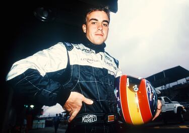 Con la llegada del español más exitoso de la historia, España volvía a tener dos pilotos en la F1 en 2001 tras la marcha de Marc Gené (aunque De la Rosa empezó el año como probador en Prost). El asturiano debutó con 19 años, bastante joven para la época, en Minardi gracias a la oportunidad que le dio Briatore, que quedó prendado de su rendimiento en el Euro Open (que ganó en 1999) y en la F300 y le fichó para Renault, aunque lo cedió ese año al equipo italiano. Salió a la carrera de Albert Park 19º tras meter casi tres segundos a su compañero, Tarso Marqués, en clasificación y finalizó 12º beneficiado por varios abandonos.