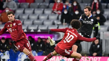 27 November 2021, Bavaria, Munich: Football, Bundesliga, FC Bayern M&uuml;nchen - Arminia Bielefeld, Matchday 13 at Allianz Arena. Bielefeld&#039;s Manuel Prietl (r) fights for the ball with Munich&#039;s Leon Goretzka (l) and Leroy Sane. IMPORTANT NOTE: 