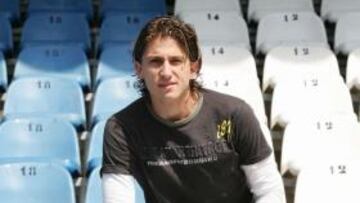 <b>A LA ESPERA. </b>Filipe Luis posa en la grada de Riazor.
