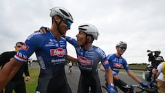 El ciclista belga del Alpecin-Deceuninck Jasper Philipsen celebra junto a su compañero de equipo Mathieu van der Poel su victoria en la cuarta etapa del Tour de Francia en el circuito de Nogaro.