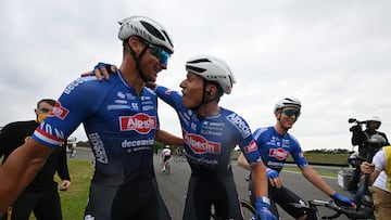 El ciclista belga del Alpecin-Deceuninck Jasper Philipsen celebra junto a su compa?ero de equipo Mathieu van der Poel su victoria en la cuarta etapa del Tour de Francia en el circuito de Nogaro.
