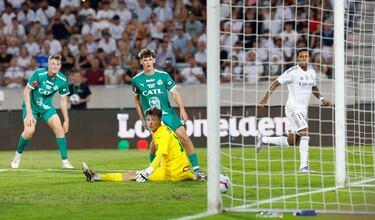 Rodrygo, con los rumores de una posible salida de por medio, tiró la pared con Mbappé y definió con un gran disparo al palo largo.