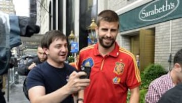 Piqué es fotografiado por un aficionado en Nueva York.