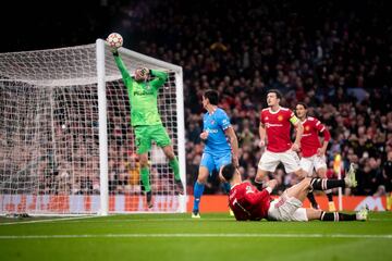 Cristiano Ronaldo remata de chilena y Jan Oblak detiene el balón.