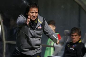 Futbol, Nublense vs Colo Colo.
Copa Chile 2016.
El entrenador de Colo Colo Hugo Gonzalez da instrucciones a sus jugadores durante el partido de Copa Chile contra Nublense disputado en el estadio Nelson Oyarzun de Chillan, Chile.
09/07/2016
Andres Pina/