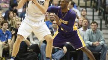 Kobe Bryant defiende a Dirk Nowitzki.