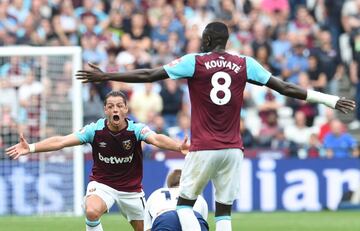 En Wembley también se sintió el orgullo nacional después de la traumática semana. Durante el derbi de Londres, el West Ham perdió 2-3 contra el Tottenham en partido de la séptima fecha de la Premier League, pero Chicharito Hernández aportó uno de los goles de los ‘Hammers’. Fue el tanto 40 del mexicano en Premier League, todos convertidos dentro del área. A pesar de ello, el West Ham cayó al sitio 18° de la clasificación y se metió a zona de descenso.