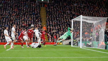 1-0. Falta lateral que lanza Dominique Szoboszlai y Alexis Mac Allister sin marca, remata de cabeza para anotar el primer tanto. Imposible para Thibaut Courtois.