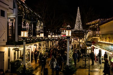 Los Jardines Tivoli se transforman en un parque navideño lleno de luces y atracciones. Puestos con dulces daneses y bebidas calientes invitan a pasear. Tivoli es uno de los parques de atracciones más antiguos del mundo, abierto en 1843.