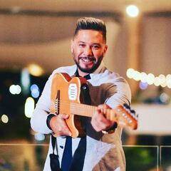 Jugó en la UC, pero hoy es cantante y rostro de TV en su país