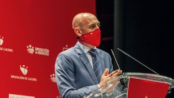 C&Aacute;CERES, 10/08/2021.- El presidente de la Real Federaci&oacute;n Espa&ntilde;ola de F&uacute;tbol, Luis Rubiales, da un discurso durante la presentaci&oacute;n del calendario de partidos previstos por las selecciones nacionales absolutas masculina 