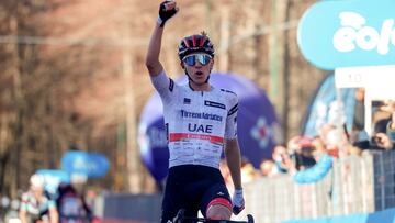 Tadej Pogacar celebra su victoria en la cuarta etapa de la Tirreno-Adriático 2021 en Prati di Tivo.