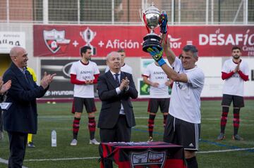 El Arenas Club recibió de Luis Rubiales, presidente de la RFEF, una réplica de la Copa del Rey ganada en 1919 al  Barcelona por 5 goles 2 en la final jugada en Madrid. En 1937, durante la Guerra Civil y a causa de un incendio, el trofeo desapareció de las vitrinas del club vizcaíno. Cien años después vuelve a las vitrinas del equipo de Getxo.
Txemi Talledo, capitán y portero del Arenas Club, con el trofeo.