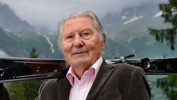 Sylvain Saudan en las montañas, con unos esquís.