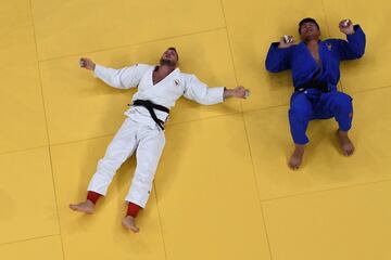 Hisayoshi Harasawa y Yakiv Khammo en el combate de judo categoría +100kg.