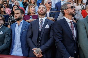 El futbolista del Real Madrid Nacho Fernández; el futbolista del PSG Sergio Ramos y su hermano y agente, René Ramos, durante la tradicional corrida por el Día de la Hispanidad, en la Plaza de Toros de Las Ventas.