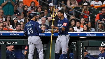 HOUSTON, TEXAS - SEPTEMBER 19: Eugenio Su�rez #28 of the Seattle Mariners celebrates after hitting a solo home run with Julio Rodr�guez #44 in the fourth inning against the Houston Astros at Daikin Park on September 19, 2025 in Houston, Texas. Maria Lysaker/Getty Images/AFP (Photo by Maria Lysaker / GETTY IMAGES NORTH AMERICA / Getty Images via AFP)