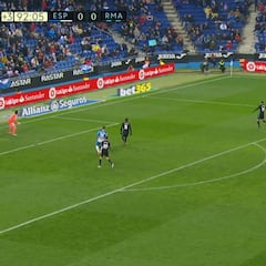 El gol de Gerard Moreno en el 93': la defensa del Madrid mirando...