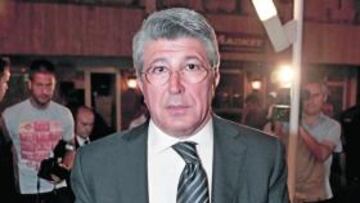 <b>CONFIADO. </b>Cerezo, a su llegada anoche a Los Ángeles de San Rafael.