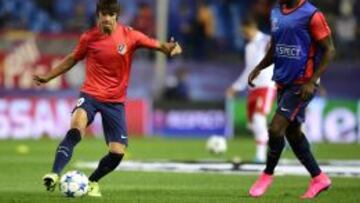 El Atl&eacute;ti, calentando con el pantal&oacute;n y medias de la segunda equipaci&oacute;n.