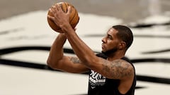 NEW YORK, NEW YORK - APRIL 10: LaMarcus Aldridge #21 of the Brooklyn Nets warms up before the game against the Los Angeles Lakers at Barclays Center on April 10, 2021 in the Brooklyn borough of New York City.NOTE TO USER: User expressly acknowledges and agrees that, by downloading and or using this photograph, User is consenting to the terms and conditions of the Getty Images License Agreement.   Elsa/Getty Images/AFP
 == FOR NEWSPAPERS, INTERNET, TELCOS &amp; TELEVISION USE ONLY ==