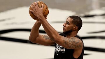 NEW YORK, NEW YORK - APRIL 10: LaMarcus Aldridge #21 of the Brooklyn Nets warms up before the game against the Los Angeles Lakers at Barclays Center on April 10, 2021 in the Brooklyn borough of New York City.NOTE TO USER: User expressly acknowledges and agrees that, by downloading and or using this photograph, User is consenting to the terms and conditions of the Getty Images License Agreement.   Elsa/Getty Images/AFP
 == FOR NEWSPAPERS, INTERNET, TELCOS &amp; TELEVISION USE ONLY ==