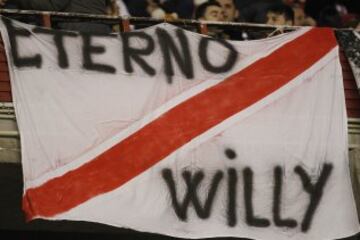 Sentido homenaje de la afición del Rayo en recuerdo al ex-portero nigeriano Wilfred.