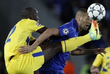 Danilo e Islam Slimani durante el partido de la Champions League del Grupo G entre Leicester y Porto.